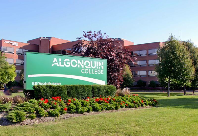 Tòa nhà chính của Algonquin College tại Ottawa, một trường cao đẳng Canada có chi phí tốt
