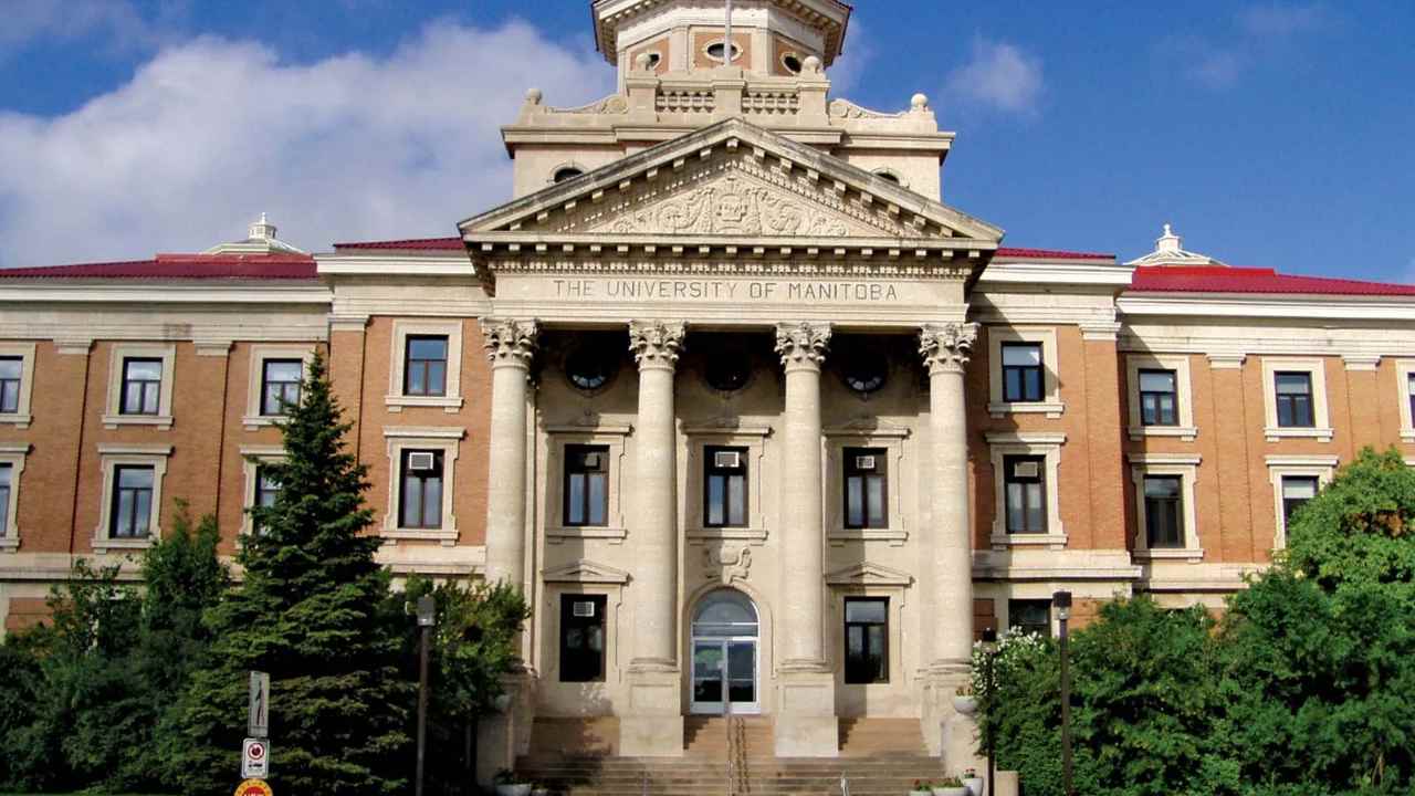 Khuôn viên lịch sử của University of Manitoba, điểm đến lý tưởng khi du học University of Manitoba.