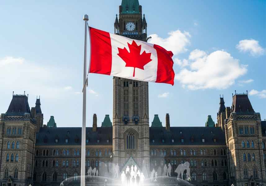 Lá cờ Canada tung bay trước tòa nhà Quốc hội, biểu tượng cho chính sách định cư Canada 2025