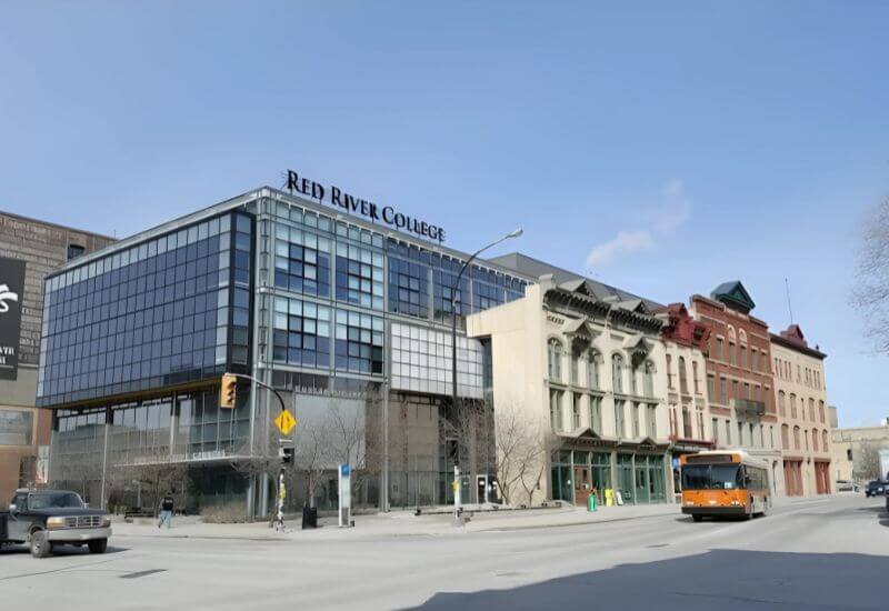 Sinh viên tại khuôn viên Red River College Polytechnic, một trong những trường cao đẳng Canada có chi phí tốt.