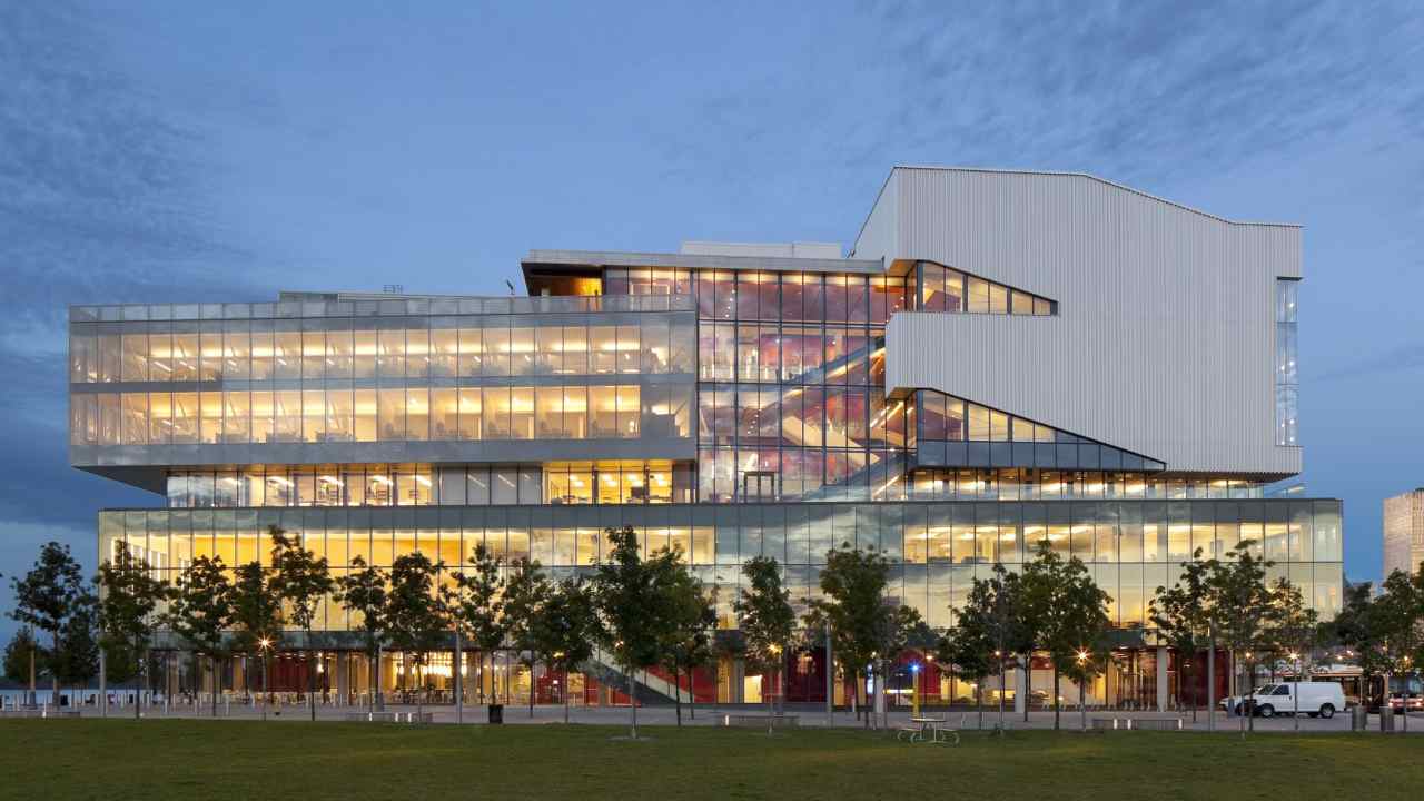 Trải nghiệm du học George Brown College tại khuôn viên Daphne Cockwell Centre for Health Sciences ở trung tâm Toronto.