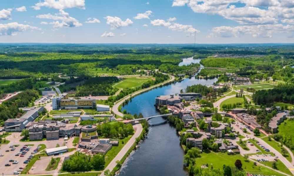 Toàn cảnh khuôn viên thiên nhiên của Trent University tại Peterborough, trường đại học undergraduate số 1 Ontario, nhìn từ trên cao.