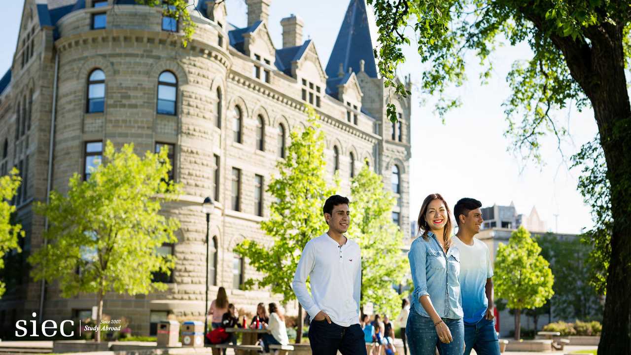 Nhóm sinh viên du học University of Winnipeg đang đi dạo trong khuôn viên trường Wesley Hall cổ kính tại Manitoba, Canada.