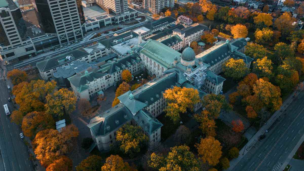 Du học Dawson College, CEGEP công lập hàng đầu tại trung tâm Montreal, Quebec.