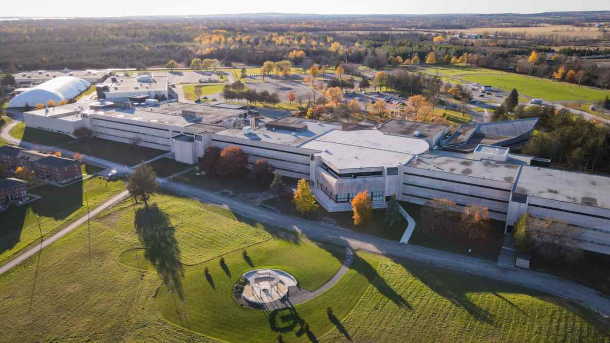 Du học Loyalist College tại Belleville, Ontario, lựa chọn chiến lược cho định cư RNIP Canada.