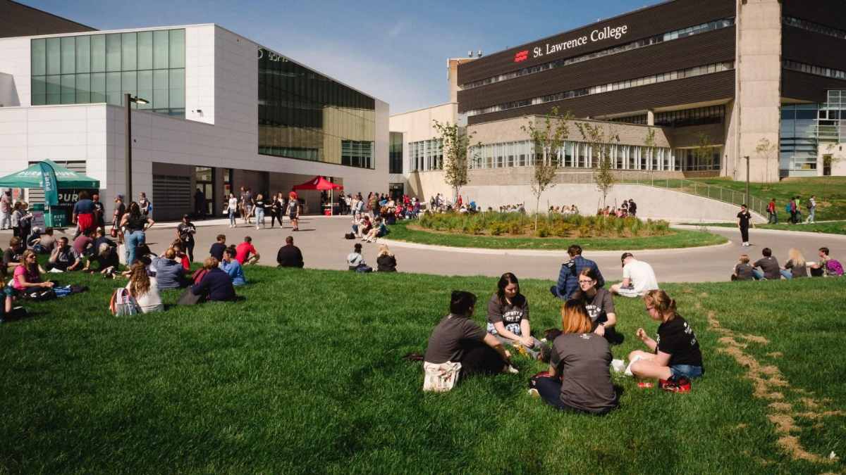 Du học St. Lawrence College tại Kingston, Ontario, với không gian học tập xanh và hiện đại