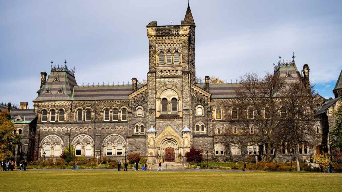 Du học University of Toronto, đại học #1 Canada tại trung tâm thành phố Toronto.