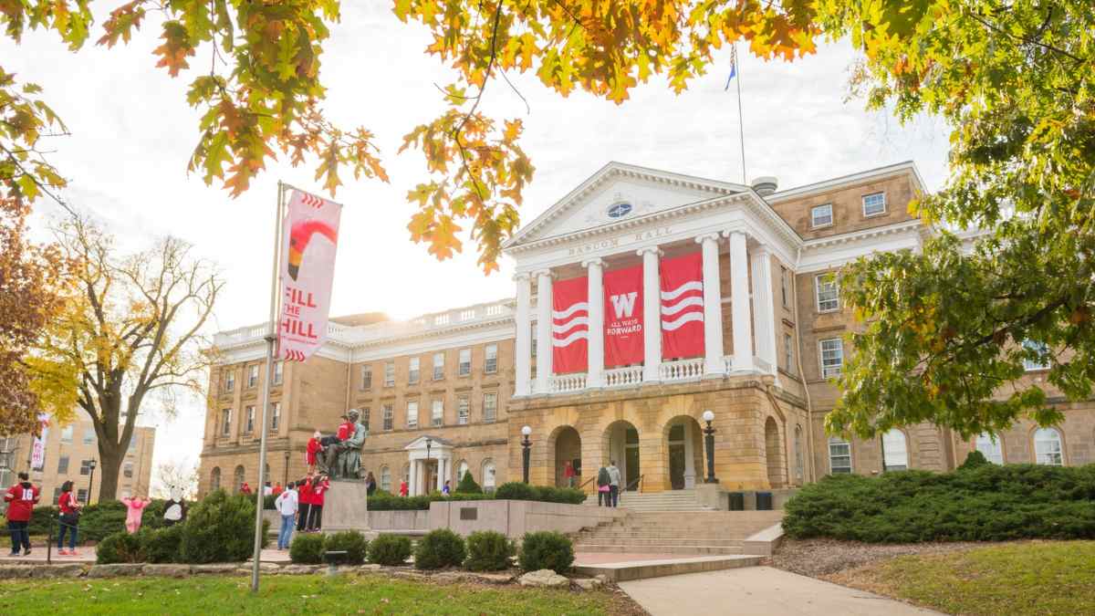 University of Wisconsin-Madison (UW-Madison) 1 Du học University of Wisconsin-Madison, một trong những trường Public Ivy hàng đầu nước Mỹ.