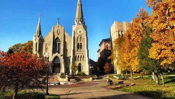 Creighton University 1 Toàn cảnh khuôn viên khi du học Creighton University tại Nebraska Mỹ