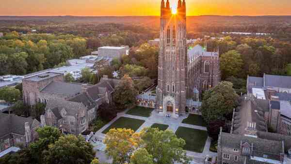 Du học Duke University tại North Carolina, một trong 10 đại học hàng đầu nước Mỹ.
