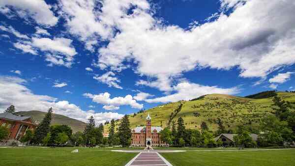 University of Montana 1 Toàn cảnh núi Sentinel và khuôn viên khi du học University of Montana