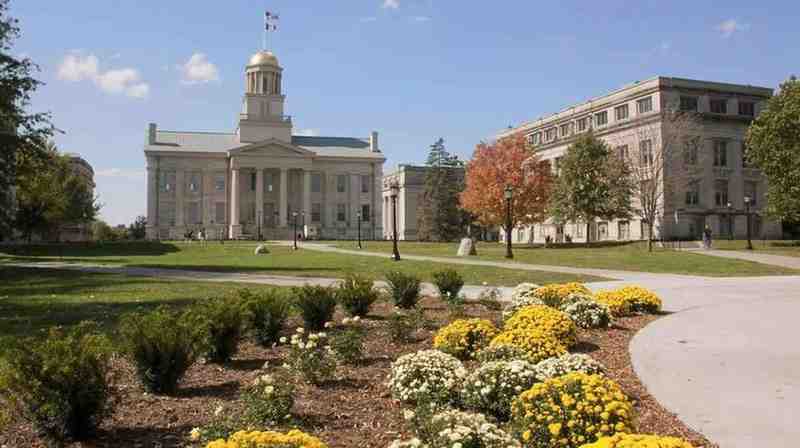 Du học University of Iowa tại Iowa City, một lựa chọn Public Ivy chi phí thấp.