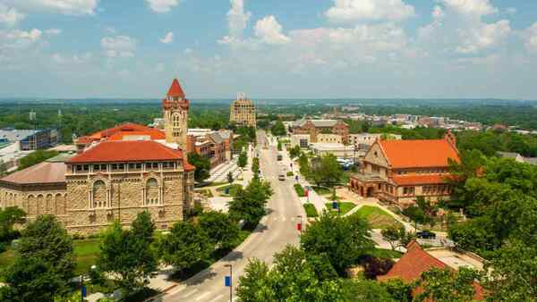 Toàn cảnh khuôn viên University of Kansas 2026